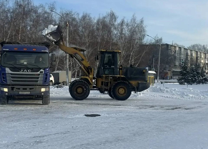 В Ленинском районе усилены работы по очистке территории и вывозу снега
