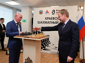 Губернатор Виктор Томенко принял участие в открытии шахматного клуба в краевой столице