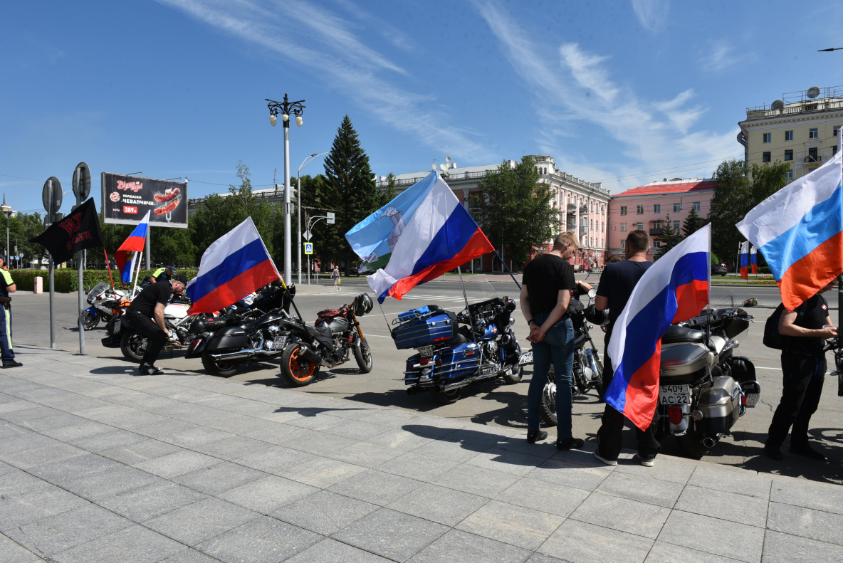 День барнаул. Мотопробег 12 июня. С днем России военные. Мотопробег 22 июня. День России площадь.