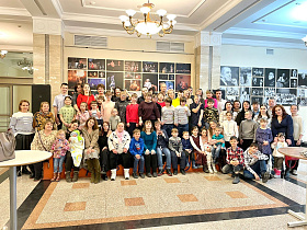 В Барнауле для семей, воспитывающих детей с синдромом Дауна, организовали поход в театр