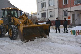 Снегоуборочные работы проконтролировали во дворах Ленинского района Барнаула