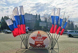 Барнаул украшают ко Дню Победы флагами и праздничными баннерами