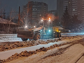 Дорожная служба очищает дороги и тротуары от снега 