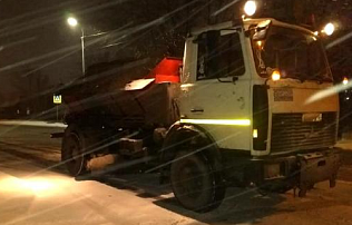 Дорожные службы Барнаула посыпают наиболее скользкие участки дорог