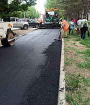 В Железнодорожном районе Барнаула ремонтируют тротуары
