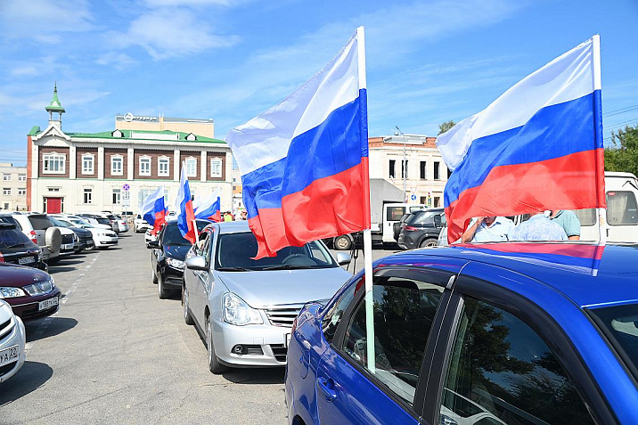 Ко Дню российского флага в Барнауле организовали автопробег