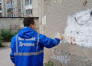 Экстремистские надписи закрасили в ходе профилактического рейда в Барнауле