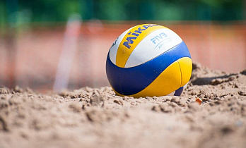 Турнир по пляжному волейболу проходит в эти дни в Барнауле