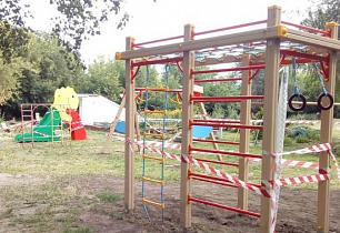 В Барнауле по нацпроекту завершают обустройство детской площадки во дворе дома по улице Солнечная Поляна, 9 