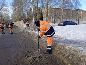 Городские службы проводят антигололледную обработку на дорожных участках, тротуарах и общественных пространствах