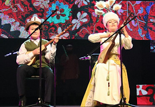 В День народного единства в Барнауле состоялся большой гала-концерт фольклорных коллективов из разных уголков России
