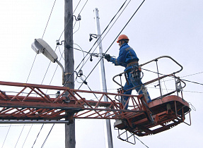 На улицах Барнаула и в пригородных поселках строят линии наружного освещения