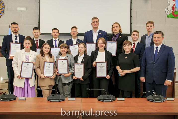 Итоги своей работы подвели молодые парламентарии Барнаула