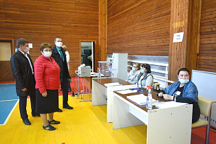 Ход досрочного голосования в Октябрьском районе проверили депутаты гордумы