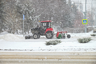 Дорожная служба проводит полный цикл работ по очистке и посыпке дорог и тротуаров 