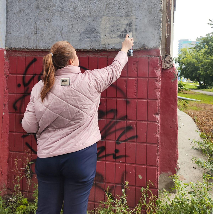В Центральном районе Барнаула ежедневно проводится работа по закрашиванию надписей с фасадов домов, зданий, сооружений