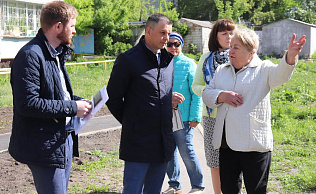 Депутаты и общественники контролируют благоустройство дворовых территорий в Железнодорожном районе