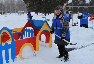 В выходные дни в Барнауле очищали от снега тротуары, общественные территории, дворы ветеранов