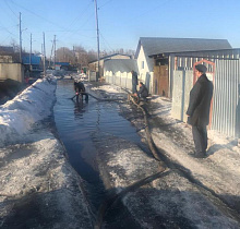 В Железнодорожном районе продолжаются работы по откачке талой воды по улице Фурманова
