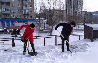 Барнаульские студенты выходят на штурм снега и наледи 