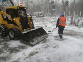 Посыпка тротуаров в Барнауле продолжается в усиленном режиме