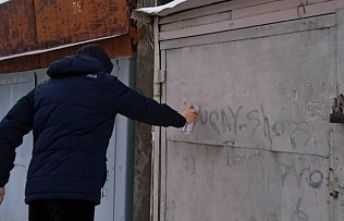 В Барнауле волонтеры вновь закрасили надписи в рамках антинаркотической акции