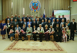 Губернатор Виктор Томенко вручил жителям Алтайского края государственные и краевые награды