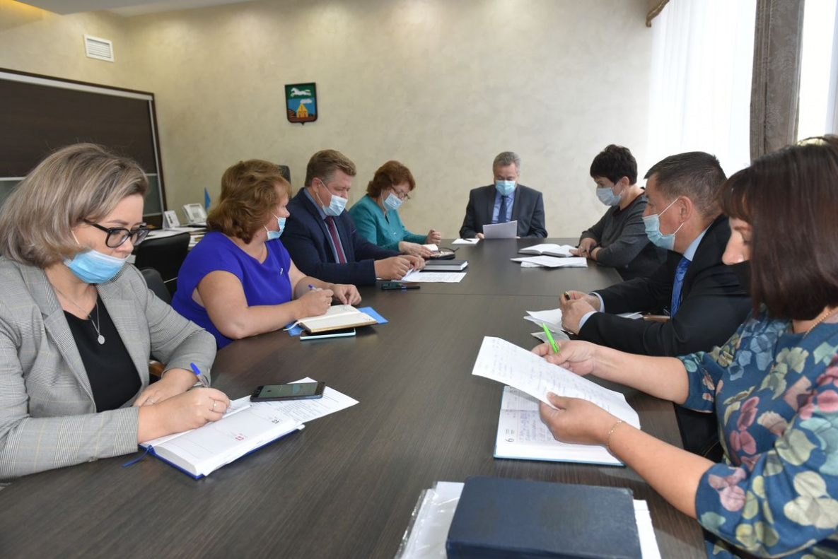 Обновление меню школьных столовых обсудили в администрации Барнаула