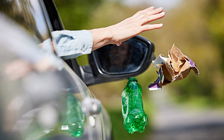 Установлена ответственность за сброс мусора из автомобилей