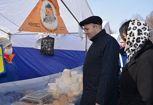 Сергей Рябчун посетил торговую площадку продовольственной ярмарки в Ленинском районе Барнаула