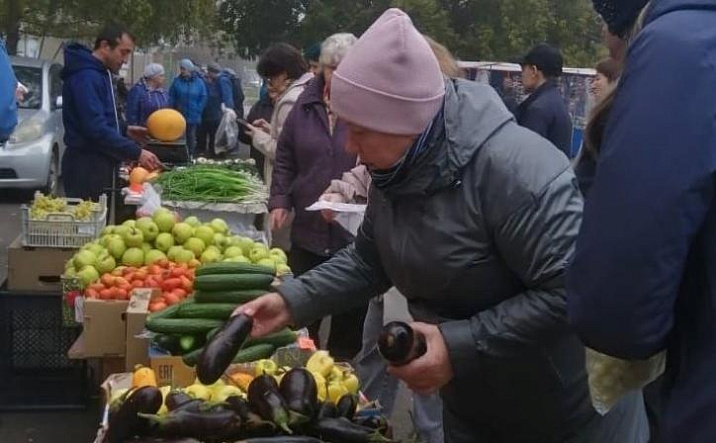Более 9 тонн картофеля и 3 тонн лука продали на осенней продовольственной ярмарке на площади Титова