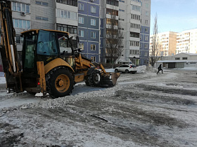 В Барнауле продолжают вывоз снега