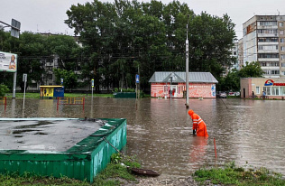 Дорожные и коммунальные службы устраняют последствия непогоды в Барнауле