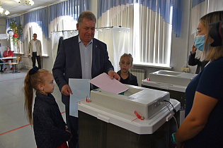 Председатель АКЗС проголосовал на выборах депутатов Барнаульской городской Думы
