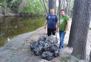 Устройство для сбора мусора в реке Барнаулке, установленное жителями города, показало свою эффективность