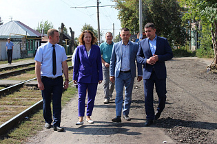По обращению жителей в Барнауле асфальтируют участок дороги по улице Анатолия 