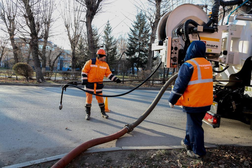Более 400 засоров на канализационных сетях устраняют сотрудники «Росводоканал Барнаул» ежемесячно