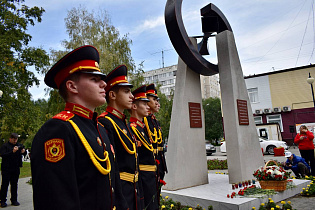 В 84-ю годовщину с начала блокады Ленинграда в Барнауле возложили цветы к памятному знаку