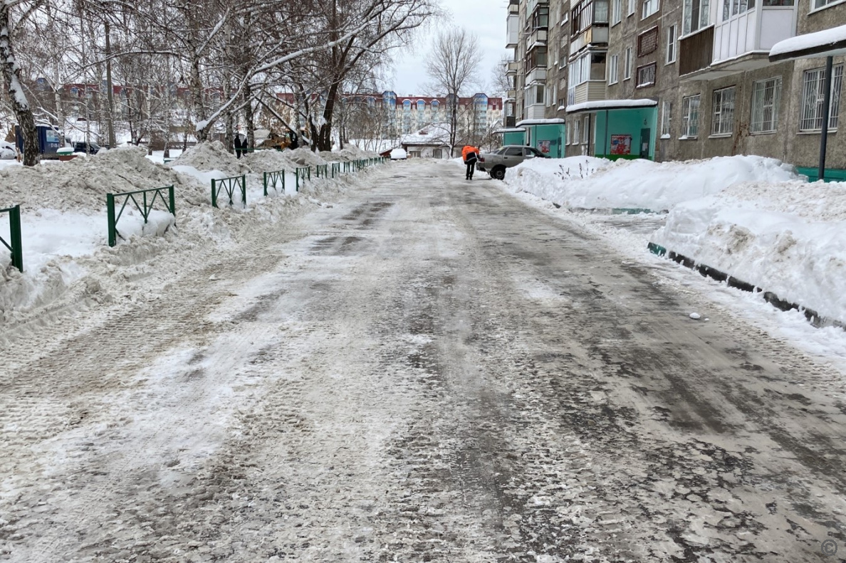 В Барнауле убирают от снега и наледи кровли домов и дворовые территории  БАРНАУЛ :: Официальный сайт города