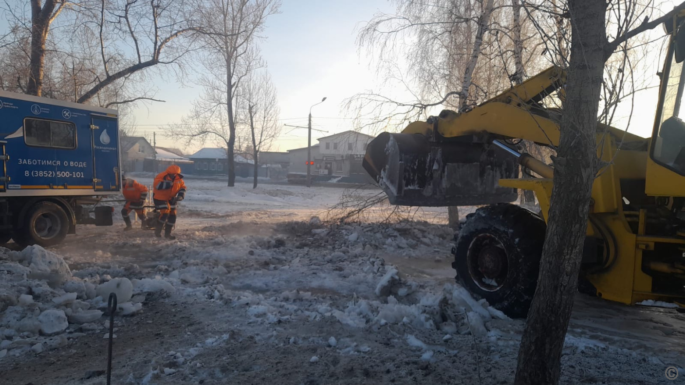 Барнаульский водоканал устраняет повреждение на улице Аванесова БАРНАУЛ ::  Официальный сайт города