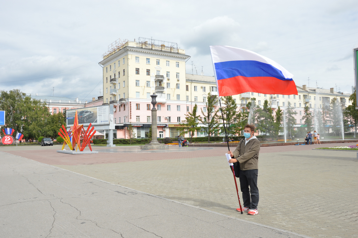 Барнаульцам раздают ленты триколор и рассказывают об истории российского  флага БАРНАУЛ :: Официальный сайт города