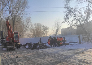 Барнаульский водоканал и ООО «СоюзДонСтрой» устраняют аварию на водопроводе на пересечении Павловского тракта и ул. Новороссийской