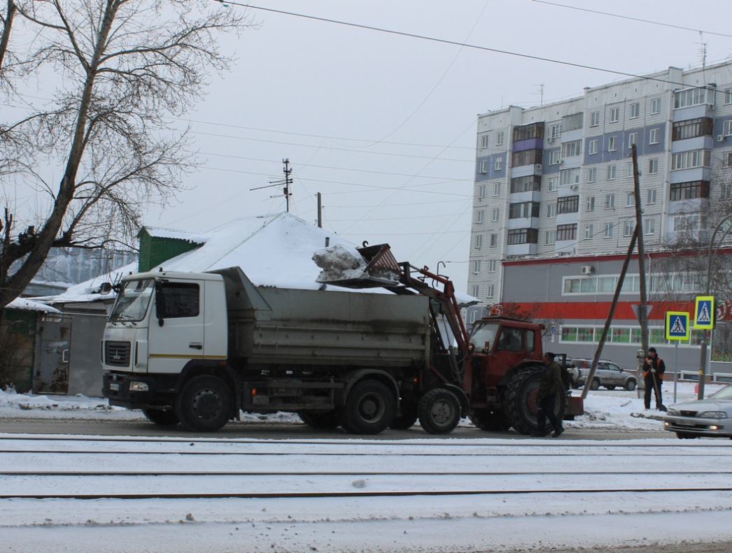 Снегоуборочная техника на дорогах Барнаула 4 декабря 