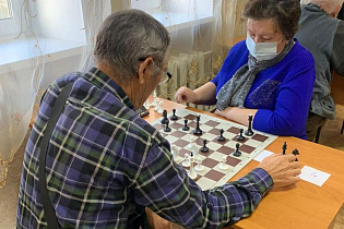 Барнаульские пенсионеры приняли участие в соревнованиях по шахматам и дартсу