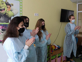 Барнаульские студенты-волонтеры поддержали маленьких пациентов краевого клинического центра охраны материнства и детства
