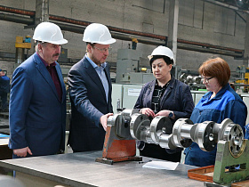 Губернатор Алтайского края посетил уникальный завод, изготавливающий двигатели для военной техники