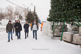 Вячеслав Франк проверил ход строительства новогоднего городка на площади Сахарова