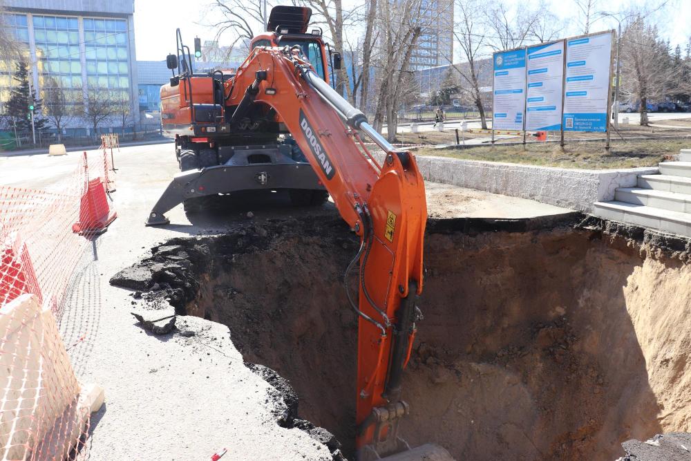 Экскаваторщик барнаул. Работники барнаульского водоканала. Экскаватор повредил водопровод Омск. Работа на экскаваторе в Барнауле.