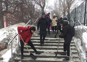 Бойцы студотрядов помогли в очистке от наледи пешеходных дорожек в Барнауле