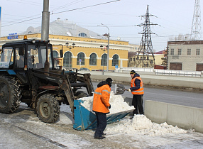 Дорожники очищают от наледи подходы к пешеходным переходам